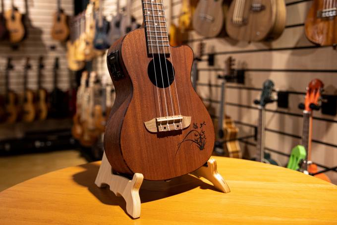 Preview: Ortega OWUS-2 Holz Ukulelenständer